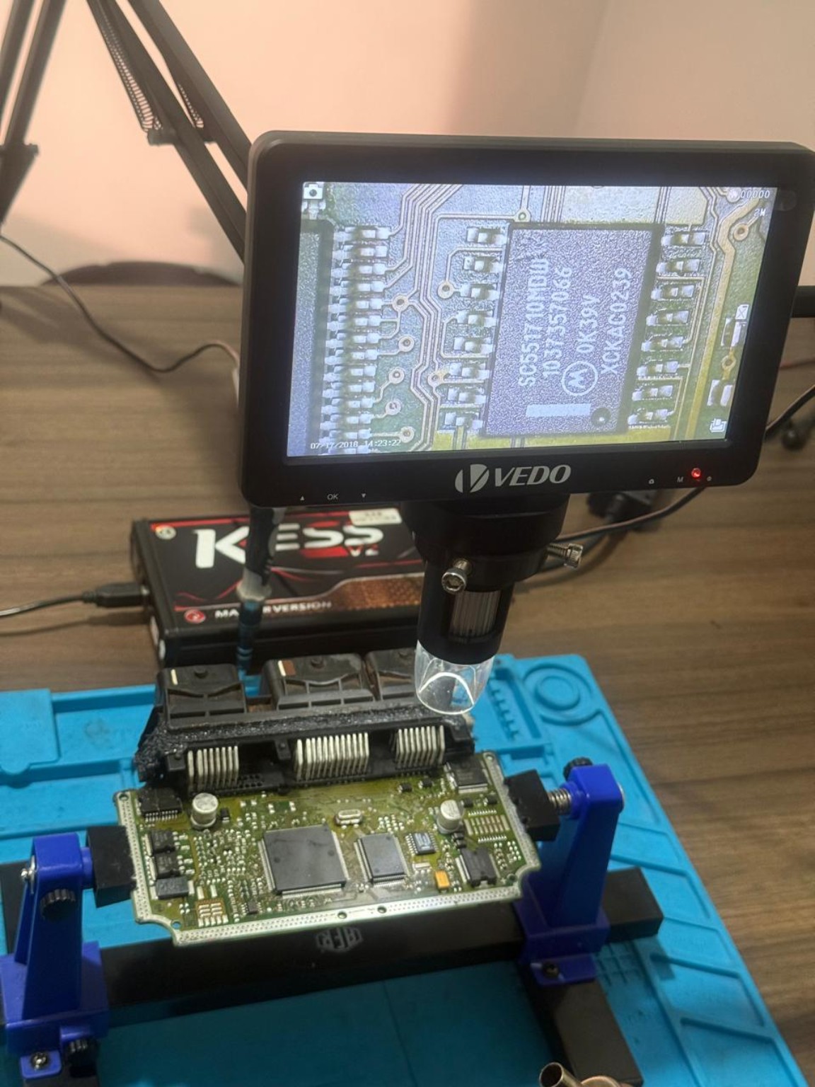Inspeção de placa eletrônica automotiva em microscópio
