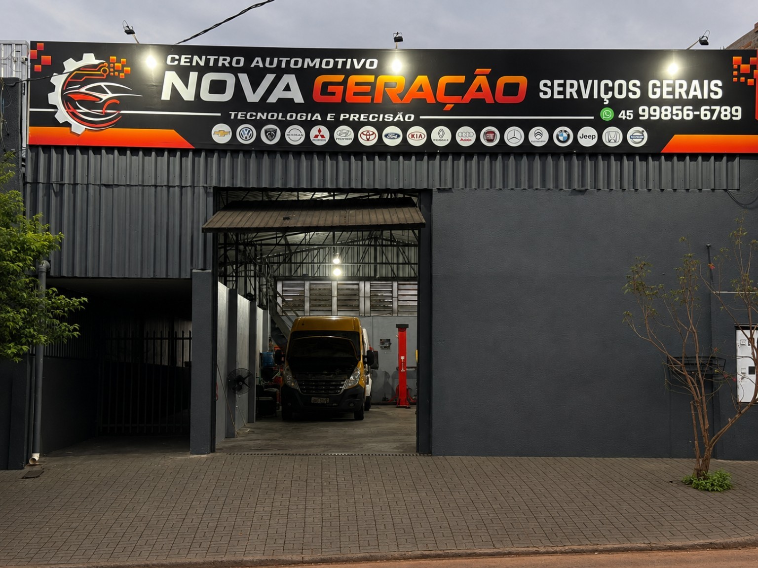 Entrada de serviços gerais do Centro Automotivo Nova Geração em Cascavel