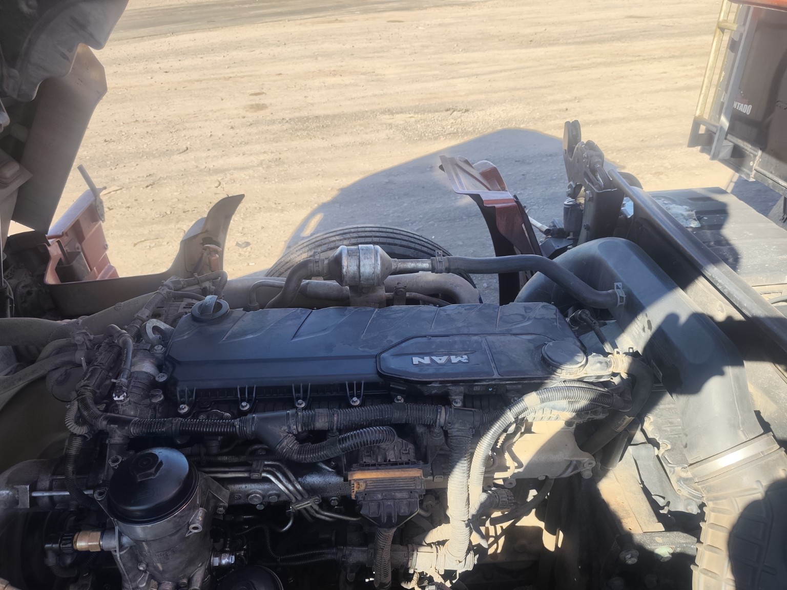 Motor de caminhão em atendimento técnico