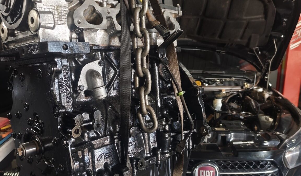Motor suspenso durante serviço de mecânica no Centro Automotivo Nova Geração