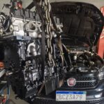 Motor suspenso durante serviço de mecânica no Centro Automotivo Nova Geração