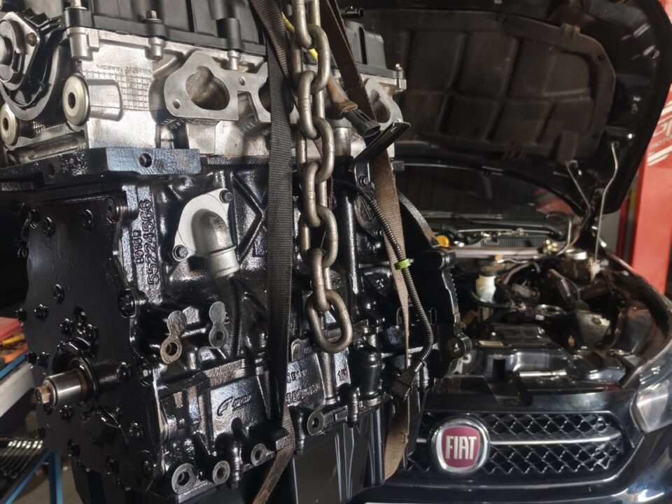 Motor suspenso durante serviço de mecânica no Centro Automotivo Nova Geração