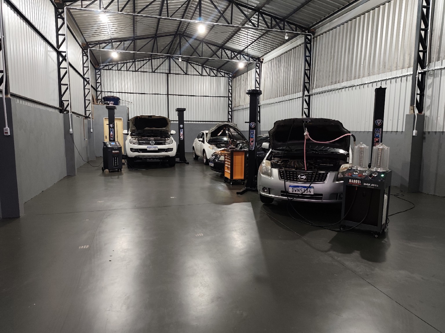 Área interna do Centro Automotivo Nova Geração com boxes de atendimento