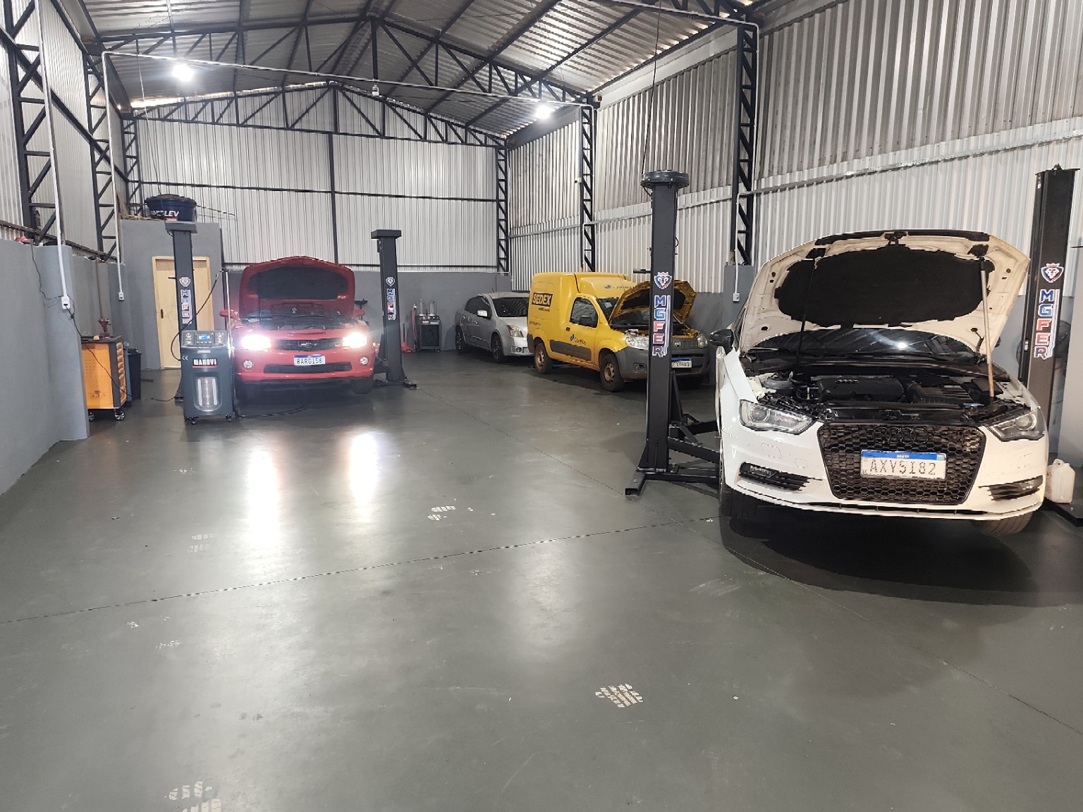 Veículos em atendimento dentro do Centro Automotivo Nova Geração