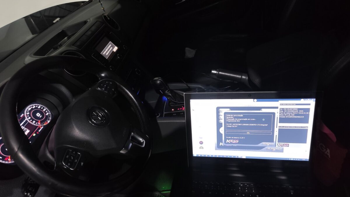 Reprogramação eletrônica automotiva com notebook conectado ao veículo