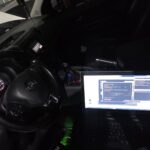 Reprogramação eletrônica automotiva com notebook conectado ao veículo