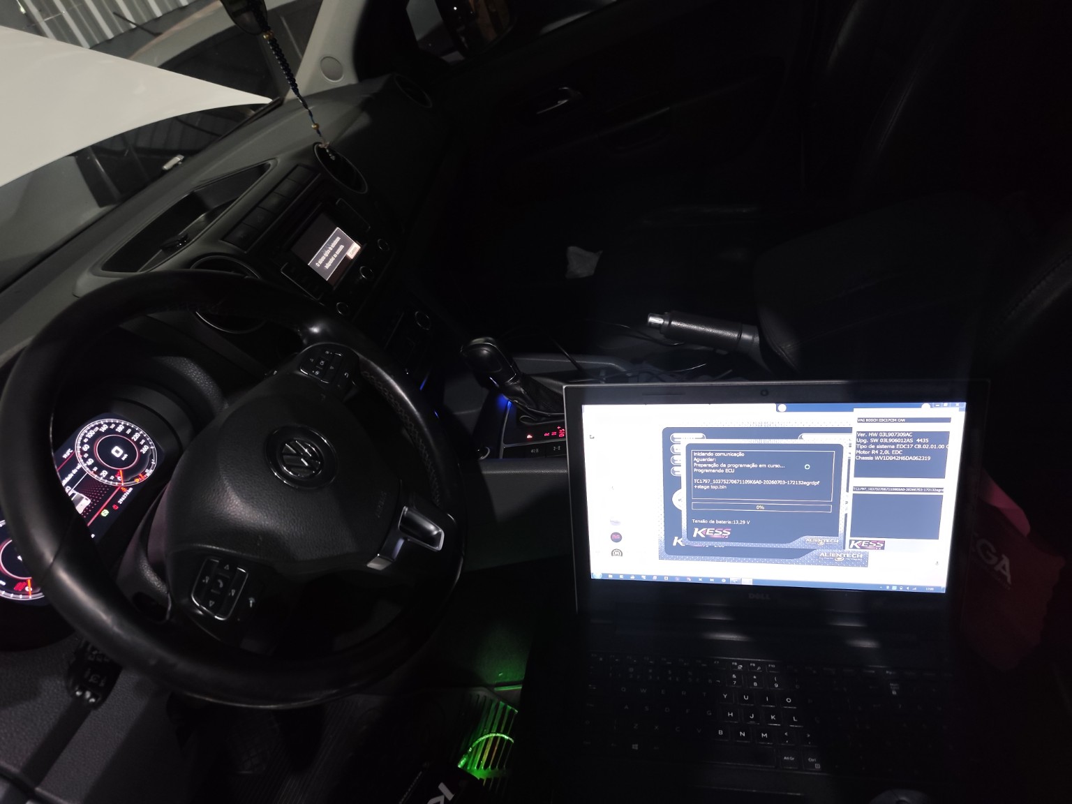 Reprogramação eletrônica automotiva com notebook conectado ao veículo